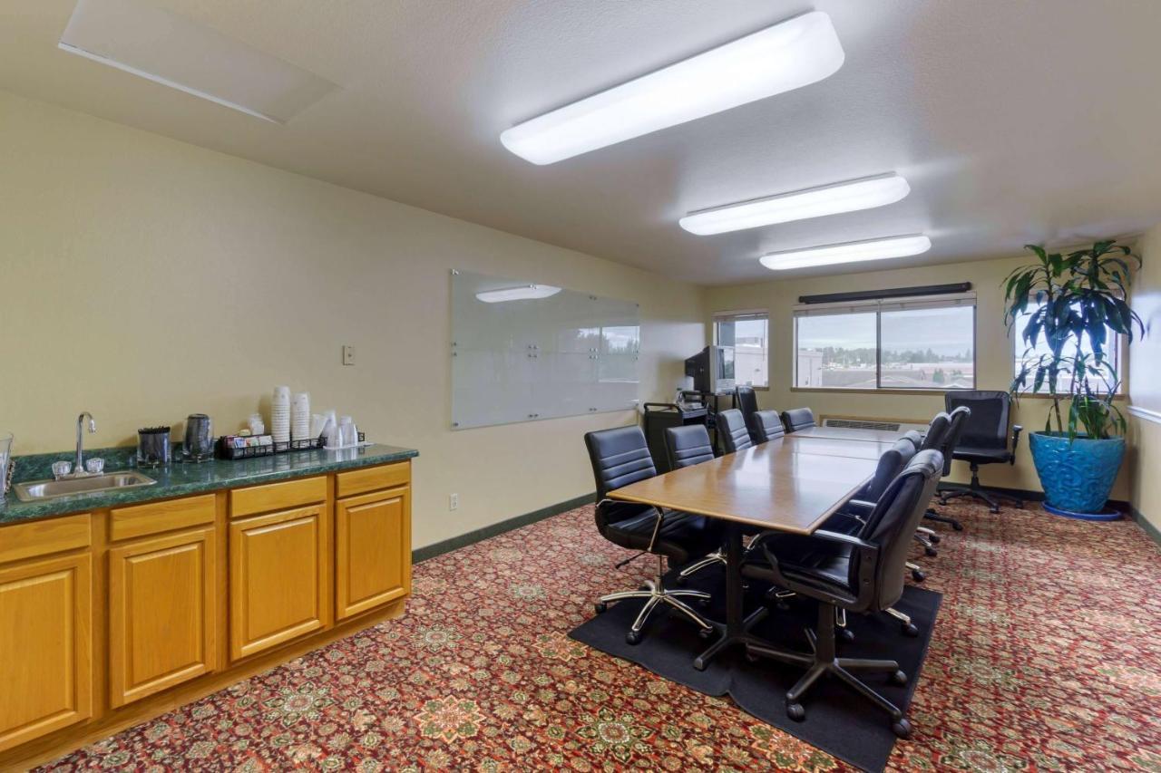 Wingate By Wyndham Hotel 3*